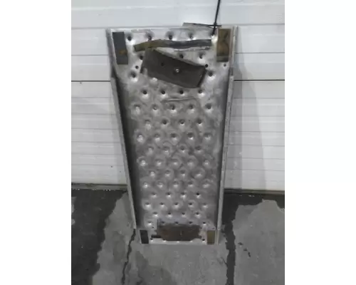 FREIGHTLINER CASCADIA 113 DECK (CATWALK) STEP