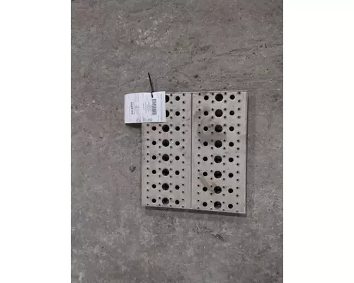 FREIGHTLINER CASCADIA 113 DECK (CATWALK) STEP