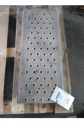 FREIGHTLINER CASCADIA 113 DECK (CATWALK) STEP