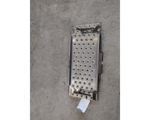 FREIGHTLINER CASCADIA 113 DECK (CATWALK) STEP