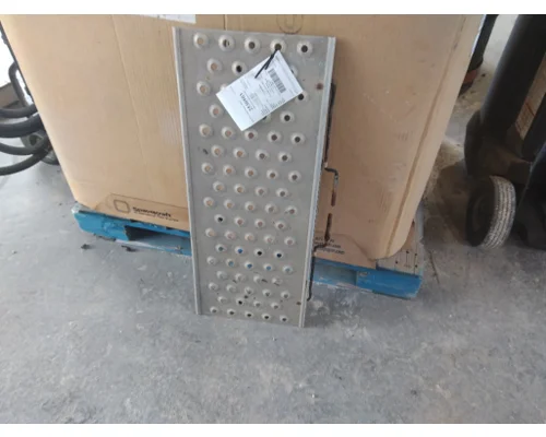 FREIGHTLINER CASCADIA 113 DECK (CATWALK) STEP