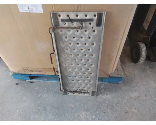 FREIGHTLINER CASCADIA 113 DECK (CATWALK) STEP