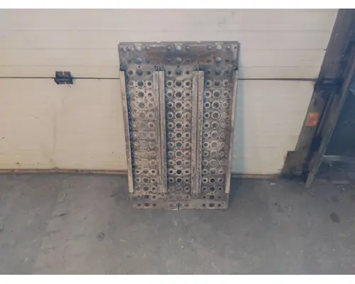 FREIGHTLINER CASCADIA 113 DECK (CATWALK) STEP