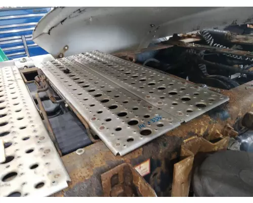 FREIGHTLINER CASCADIA 113 DECK (CATWALK) STEP