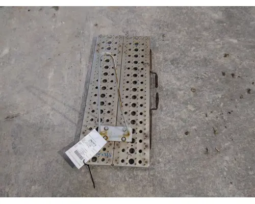 FREIGHTLINER CASCADIA 113 DECK (CATWALK) STEP