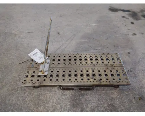 FREIGHTLINER CASCADIA 113 DECK (CATWALK) STEP