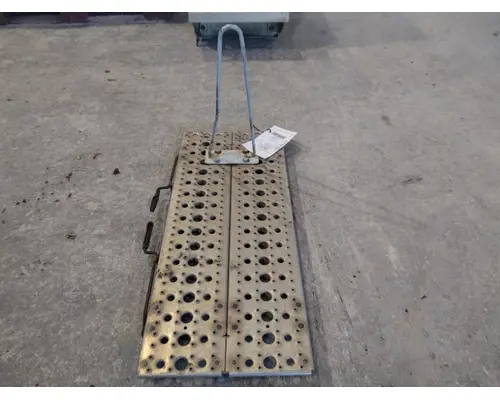FREIGHTLINER CASCADIA 113 DECK (CATWALK) STEP