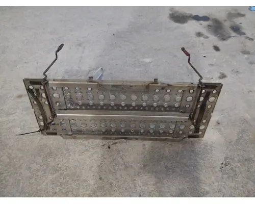 FREIGHTLINER CASCADIA 113 DECK (CATWALK) STEP