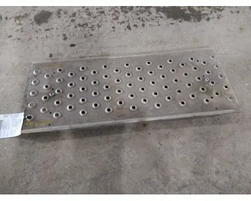 FREIGHTLINER CASCADIA 113 DECK (CATWALK) STEP