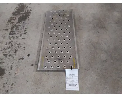 FREIGHTLINER CASCADIA 113 DECK (CATWALK) STEP