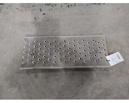 FREIGHTLINER CASCADIA 113 DECK (CATWALK) STEP