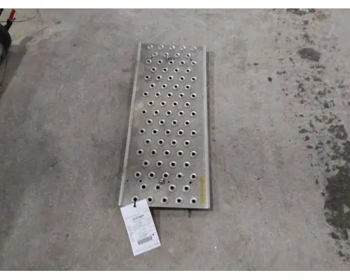 FREIGHTLINER CASCADIA 113 DECK (CATWALK) STEP