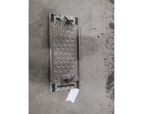 FREIGHTLINER CASCADIA 113 DECK (CATWALK) STEP