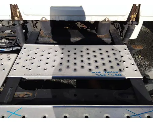 FREIGHTLINER CASCADIA 113 DECK (CATWALK) STEP
