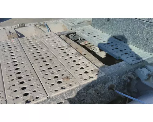 FREIGHTLINER CASCADIA 113 DECK (CATWALK) STEP