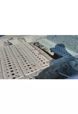 FREIGHTLINER CASCADIA 113 DECK (CATWALK) STEP