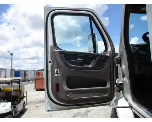 FREIGHTLINER CASCADIA 113 DOOR ASSEMBLY, FRONT