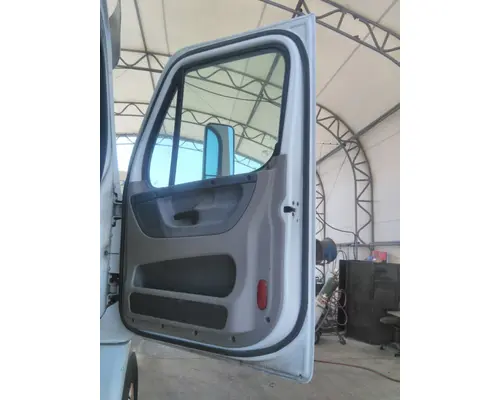FREIGHTLINER CASCADIA 113 DOOR ASSEMBLY, FRONT