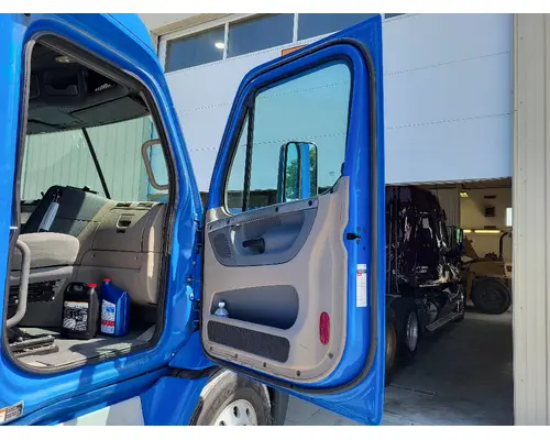 FREIGHTLINER CASCADIA 113 DOOR ASSEMBLY, FRONT