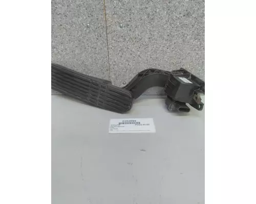 FREIGHTLINER CASCADIA 113 FOOT PEDAL