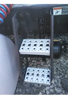 FREIGHTLINER CASCADIA 113 FRAME STEP
