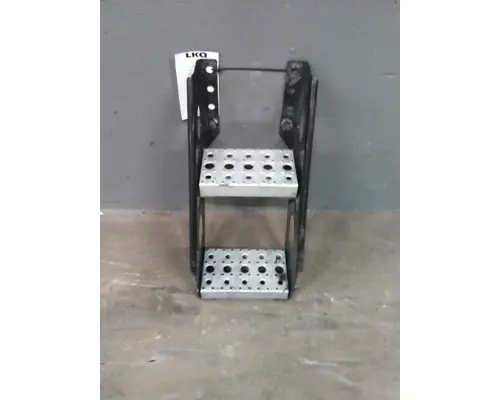 FREIGHTLINER CASCADIA 113 FRAME STEP