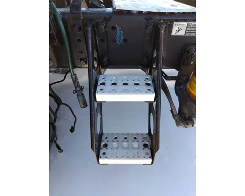 FREIGHTLINER CASCADIA 113 FRAME STEP