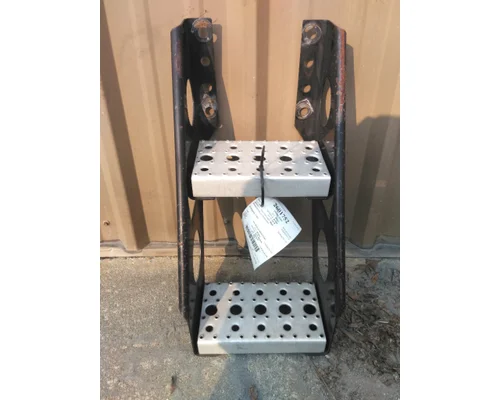 FREIGHTLINER CASCADIA 113 FRAME STEP