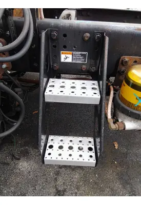 FREIGHTLINER CASCADIA 113 FRAME STEP