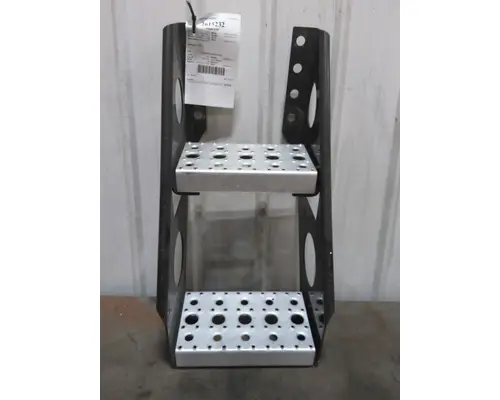 FREIGHTLINER CASCADIA 113 FRAME STEP