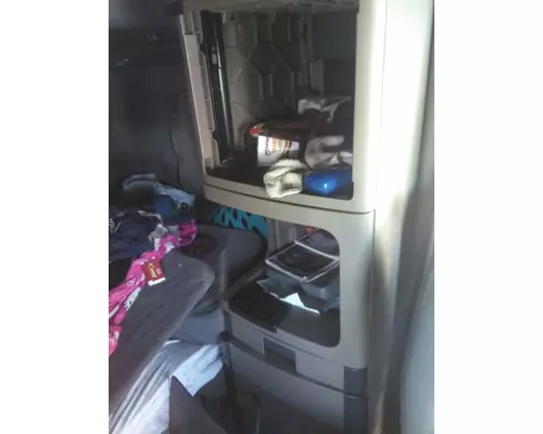 FREIGHTLINER CASCADIA 113 SLEEPER CLOSET