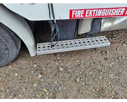 FREIGHTLINER CASCADIA 113 TANK STEP