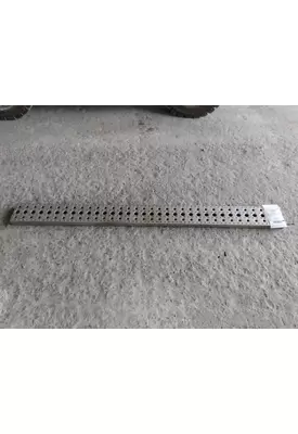 FREIGHTLINER CASCADIA 113 TANK STEP