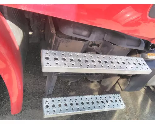 FREIGHTLINER CASCADIA 113 TOOL BOX STEP