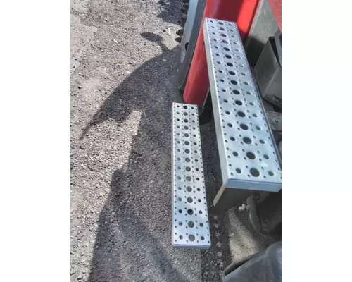 FREIGHTLINER CASCADIA 113 TOOL BOX STEP