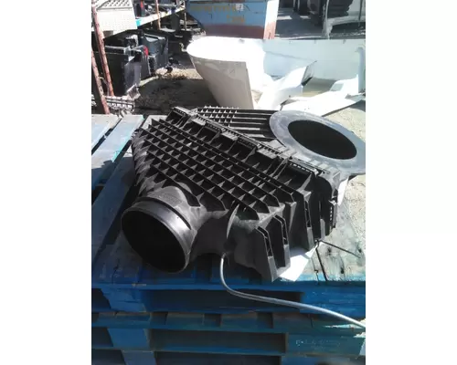 FREIGHTLINER CASCADIA 116 AIR CLEANER