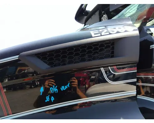 FREIGHTLINER CASCADIA 116 AIR INTAKE LOUVERCOVER