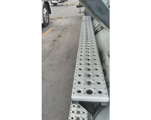 FREIGHTLINER CASCADIA 116 CAB STEP