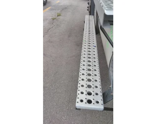 FREIGHTLINER CASCADIA 116 CAB STEP