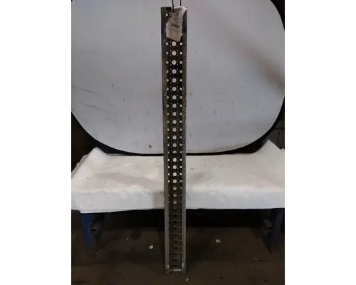 FREIGHTLINER CASCADIA 116 CAB STEP
