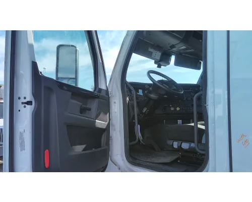 FREIGHTLINER CASCADIA 116 CAB