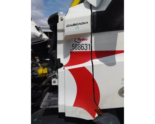 FREIGHTLINER CASCADIA 116 COWL