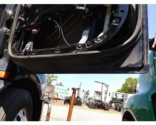 FREIGHTLINER CASCADIA 116 DOOR ASSEMBLY, FRONT