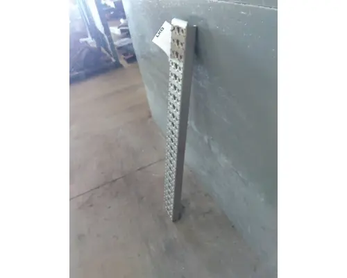 FREIGHTLINER CASCADIA 116 DPF STEP