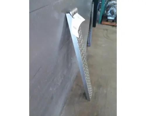 FREIGHTLINER CASCADIA 116 DPF STEP