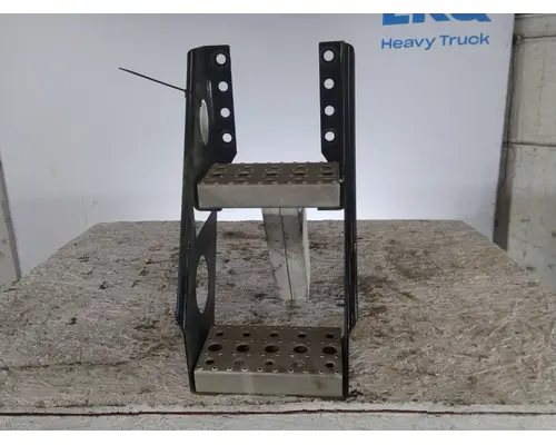 FREIGHTLINER CASCADIA 116 FRAME STEP