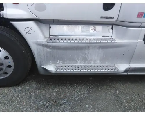 FREIGHTLINER CASCADIA 125 2018UP CAB SKIRTSIDE FAIRING