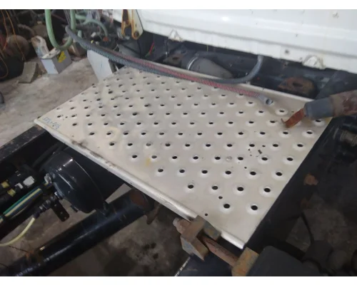 FREIGHTLINER CASCADIA 125 2018UP DECK (CATWALK) STEP