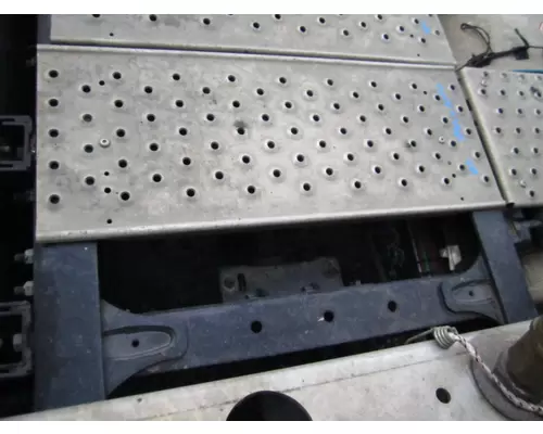 FREIGHTLINER CASCADIA 125 2018UP DECK (CATWALK) STEP