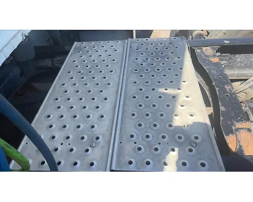 FREIGHTLINER CASCADIA 125 EVOLUTION DECK (CATWALK) STEP